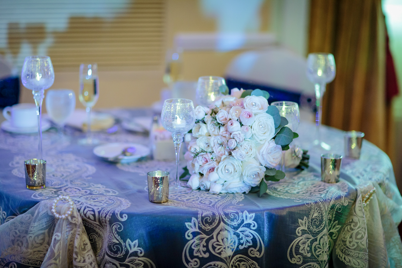 Floral centerpiece and reception table setting